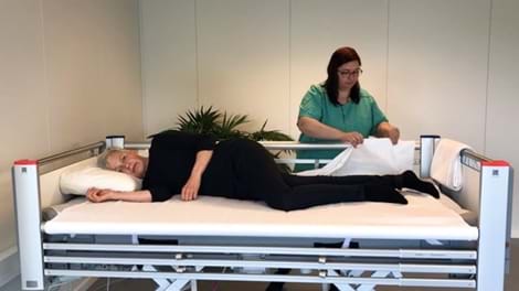 Verwisselen de laken met de cliënt in het bed met VENDLET Standard
